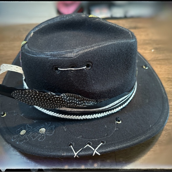 The little black lid. - Picture 2 of 3